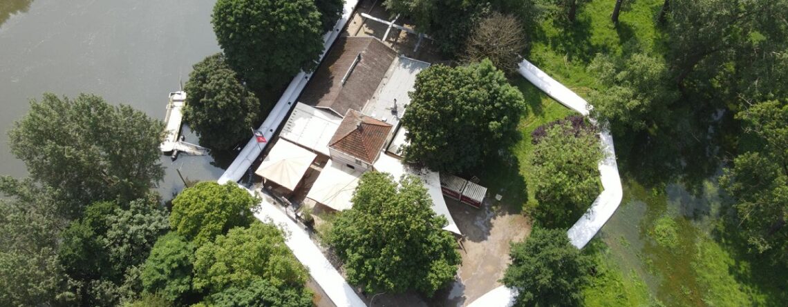 Vue aérienne du restaurant Zur Siegfähre avec les NoFloods Barriers en place pour la protection contre les inondations