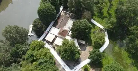 Vista aérea del restaurante Zur Siegfähre con NoFloods Barriers en su lugar para la protección contra inundaciones