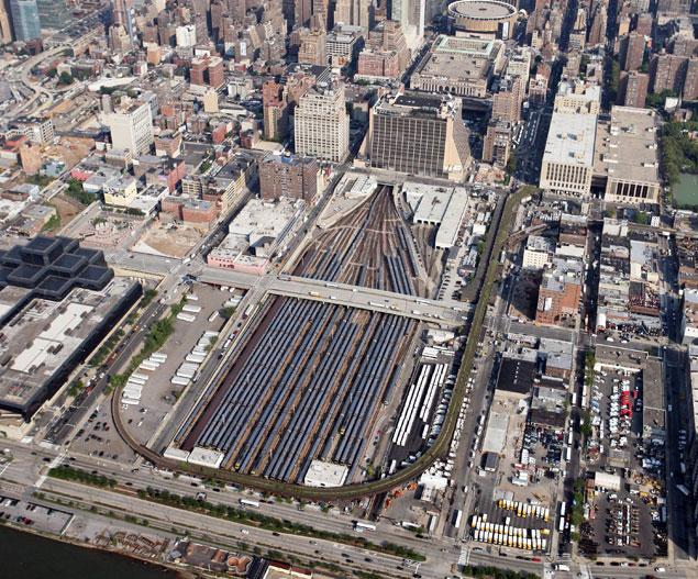 New-York-Flood-Barriers-in-Long-Island-Railroads-Westside-Yard-1