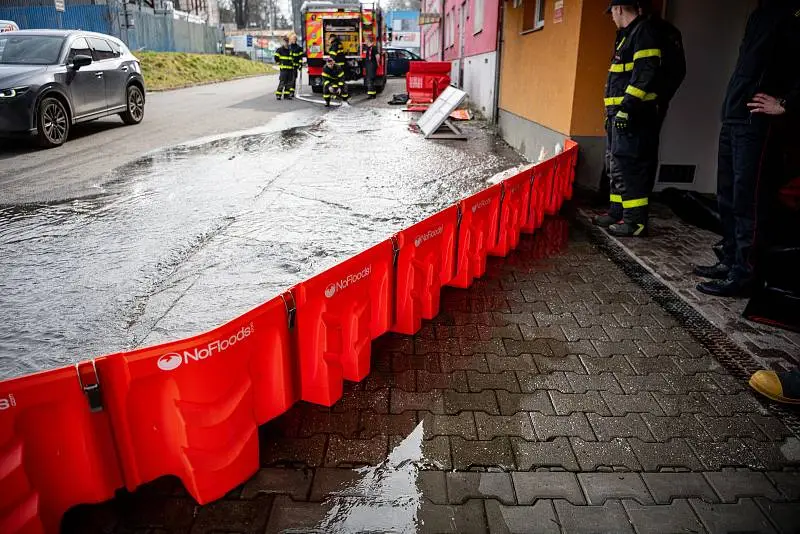 NoFloods EasyWall Water Runoff Flood Barrier